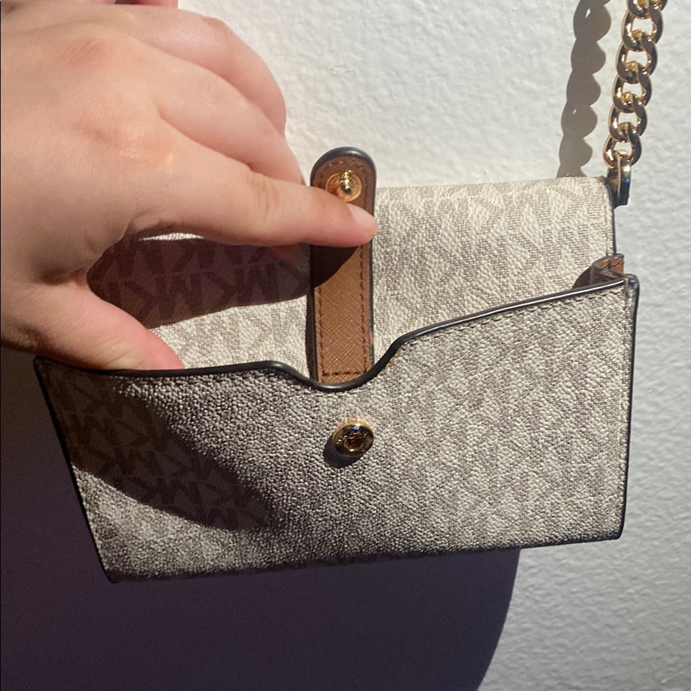 Michael Kors Cream Crossbody Bag with Gold Chain - Picture 6 of 6